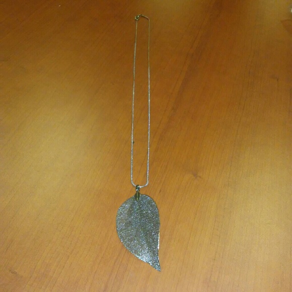 Black leaf necklace - Picture 2 of 4